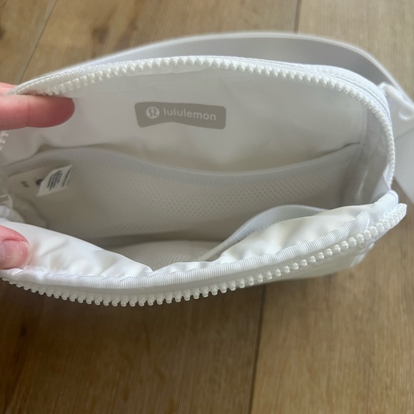 lululemon athletica Wunder Puff White Belt Bag 2L - Picture 5 of 6